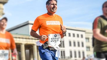 Jeff Rochford runs the BMW Berlin Marathon in his Fred’s Team shirt. 